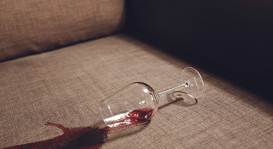 Пятна на диване от вина
