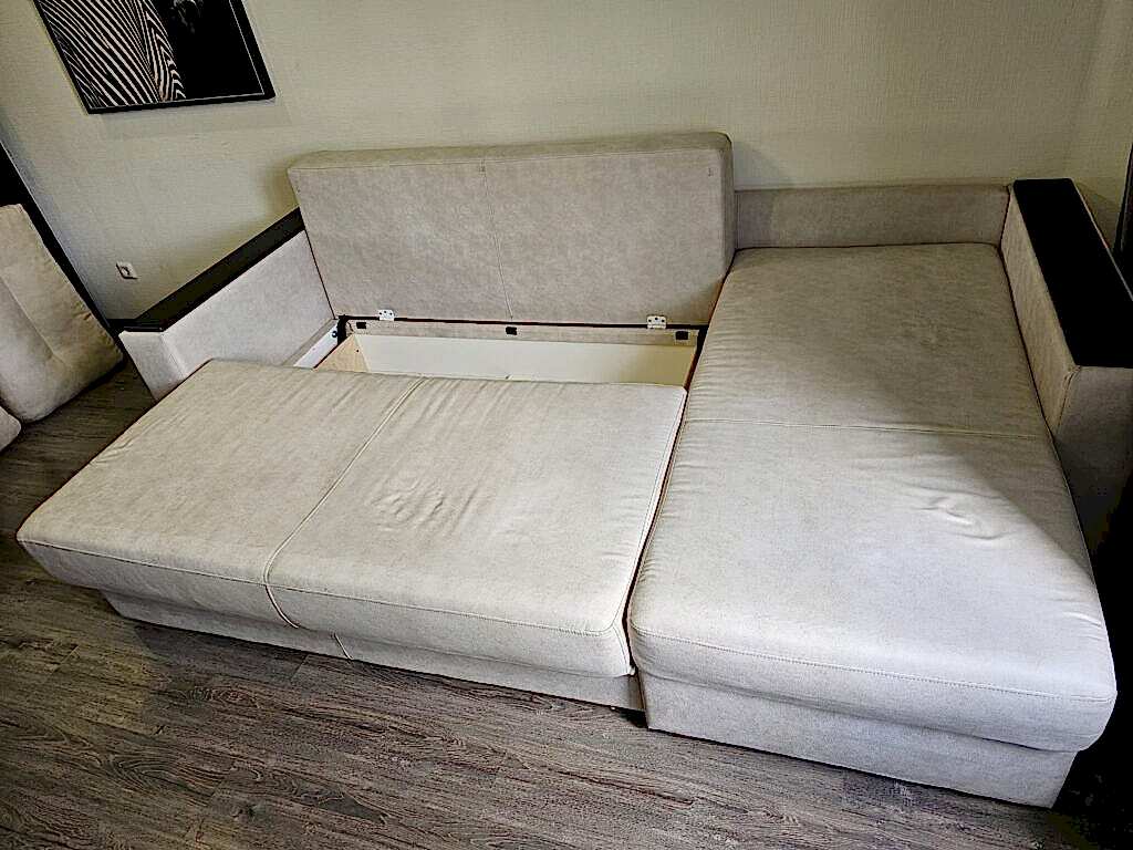 Химчистка светлого дивана с кучей пятен