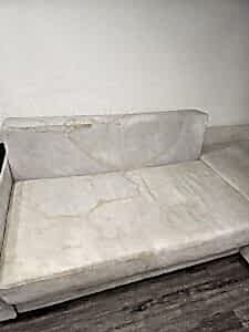 Химчистка светлого дивана с кучей пятен