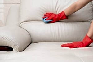 Химчистка дивана от пятен и засаленности